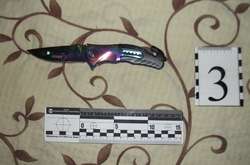 Правоохоронці вилучили у злочинця розкладний ніж