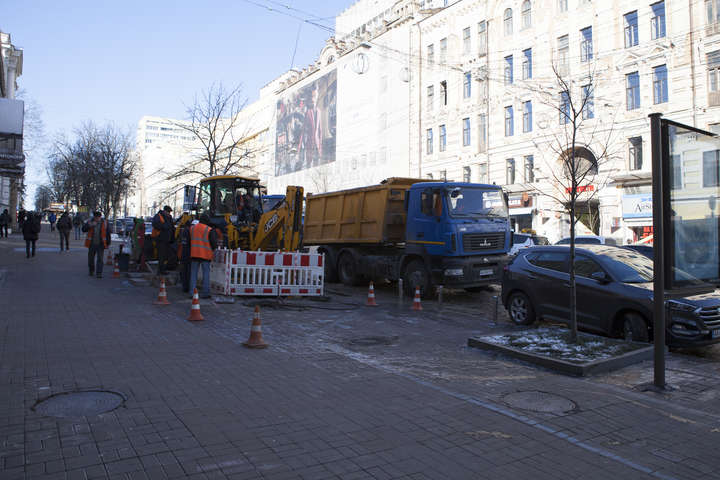 У центрі Києва через МАФ будинки і музей вже понад добу без води (фото)