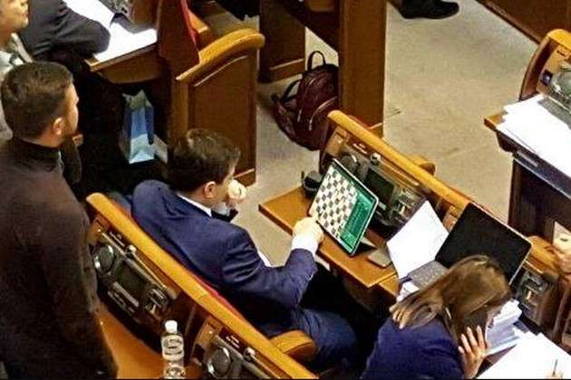 Нардеп під час засідання Ради грав у шахи на планшеті