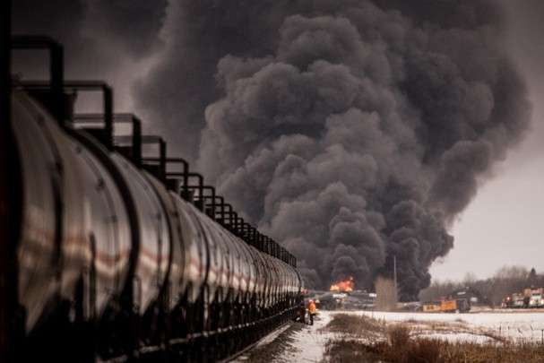У Канаді зійшов з рейок і вибухнув потяг з нафтою