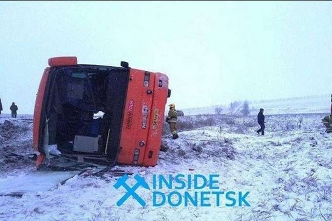 На Донбасі перекинувся автобус: є загиблі та два десятки постраждалих