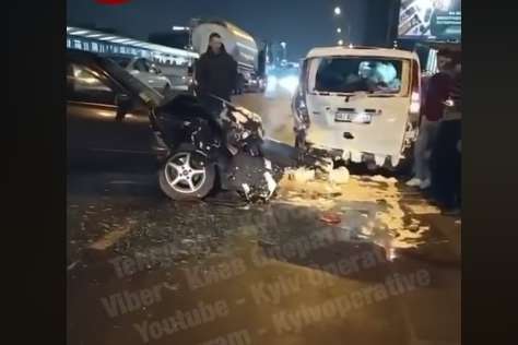 Біля метро «Дарниця» автомобіль влетів у Mercedes і загорівся (відео)