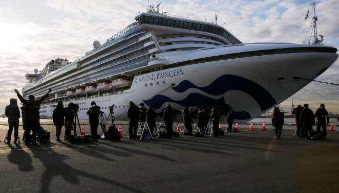 На круїзному лайнері біля берегів Японії виявили вже 61 хворого на коронавірус