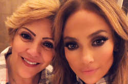 Дженнифер Лопес показала фото своей вечно молодой мамы