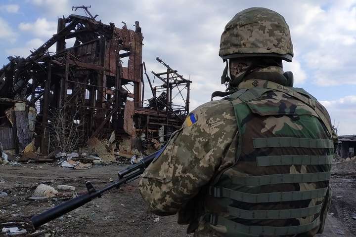 Из-за обстрелов на Донбассе ранен украинский военный