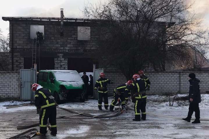 У Києві велика пожежа: горить СТО з автівками (фото, відео)