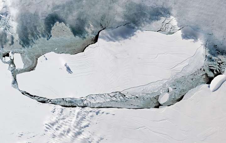 Найбільший у світі айсберг рухається у бік Атлантики  