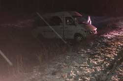 Автобус з’їхав з дороги на узбіччя