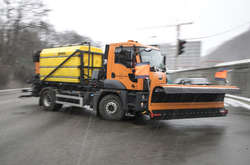 Київ отримав нову спецтехніку для обробки доріг (фото, відео)