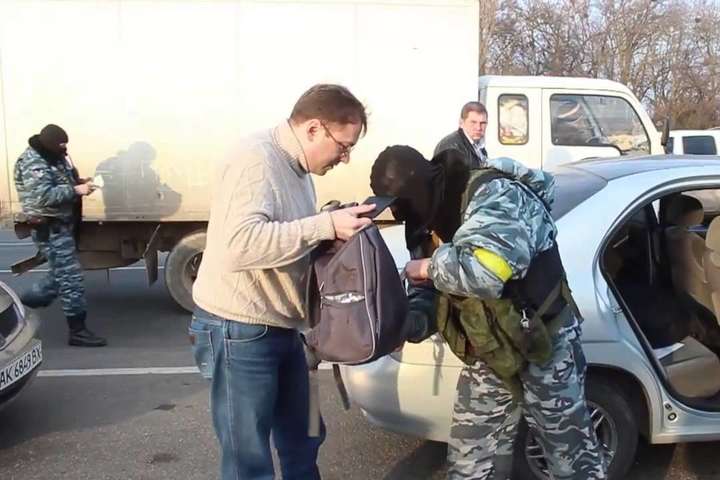 Двом бойовикам «Самооборони Криму» повідомлено про підозру в службі на незаконно створеному блокпосту 