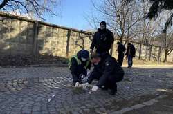 Поліція та експерти оточили місце злочину 