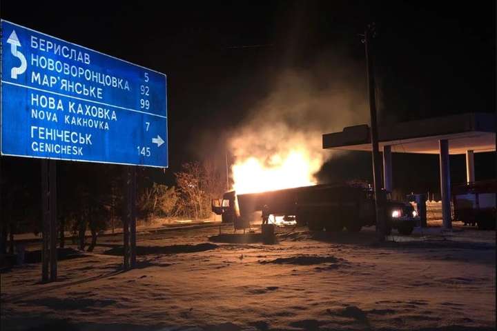 На Херсонщині вантажівка протаранила АЗС і загорілась: фото, відео