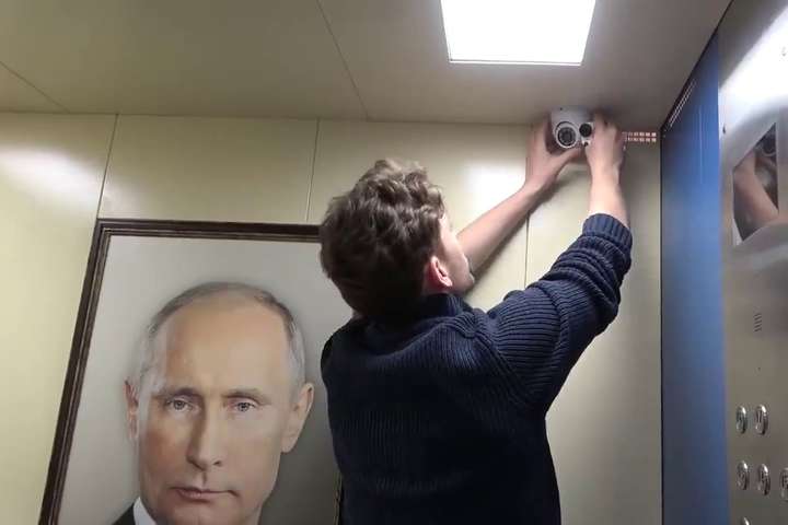 «Що це за лайно?» Портрет Путіна в ліфті спровокував росіян на брудну лайку (відео)
