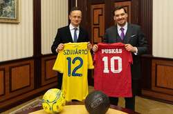 Гончарук пояснив, чому подарував главі МЗС Угорщини футболку з номером 12