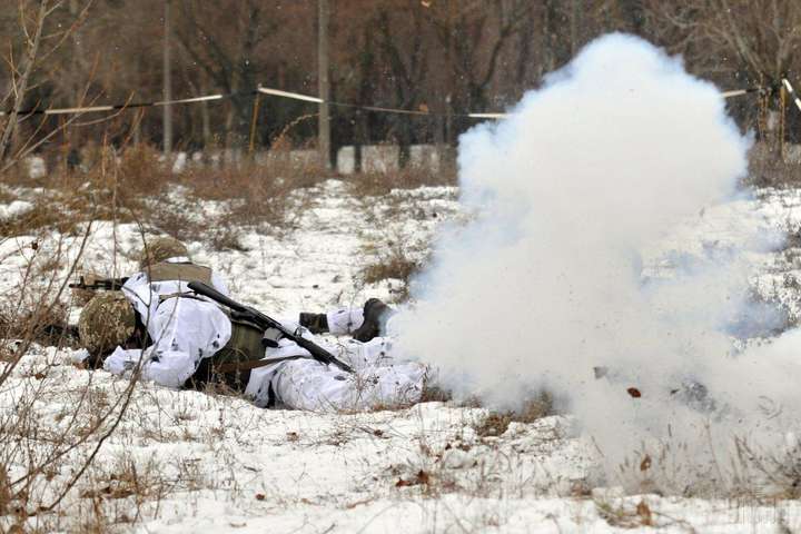 Бойовики на Донбасі продовжують обстрілювати українських бійців з артилерії