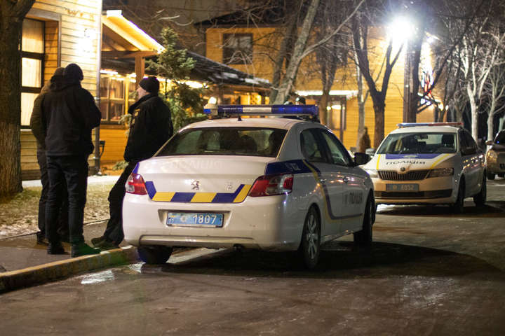 У Києві біля ресторану сталася п’яна різанина (фото)