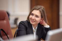 Міністр, яка скаржилася на низьку зарплату, потрапила в гучний скандал через купівлю квартири