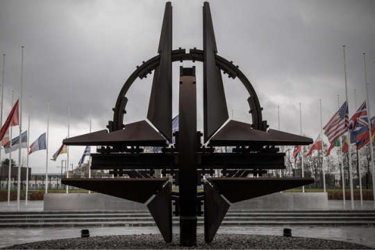 У НАТО заявили про переслідування американського супутника російським