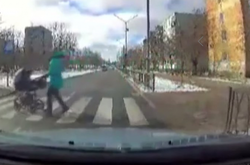 На Запоріжжі нетверезий водій збив жінку з дитиною. Оприлюднено моторошне відео з реєстратора