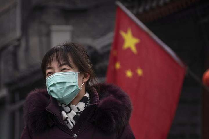 Влада Шанхая зобов'язала всіх людей носити маски через коронавірус