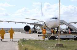 Всі пасажири рейсів проходять ретельну перевірку у фахівців з федеральних центрів із контролю та профілактики захворювань США