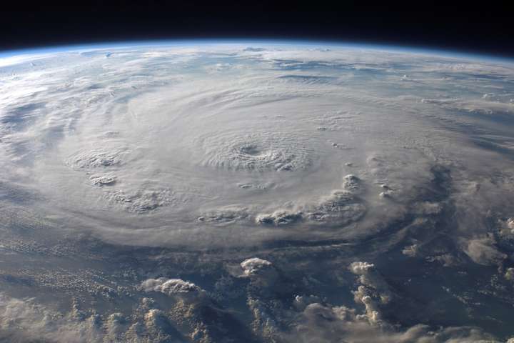 У Нідерландах оголосили штормове попередження, а у Німеччині скасували футбольний матч через ураган «Сабіне»