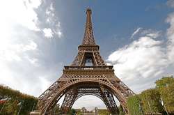 Ейфелеву вежу закрили через ураган