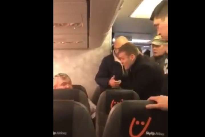 Вибили зуби та зняли з літака: на борту SkyUp сталася масова бійка (відео)