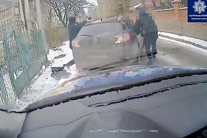 У Львові водій затиснув вікном руку поліцейського і протягнув його 100 метрів