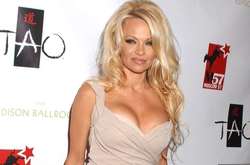 Андерсон согласилась выйти за своего давнего ухажера после своей поездки в Индию