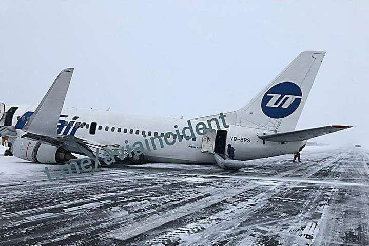 Boeing з майже сотнею пасажирів і зламаним шасі «сів на черево» у Росії