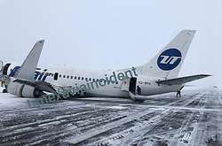 Boeing з майже сотнею пасажирів і зламаним шасі «сів на черево» у Росії