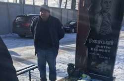 Водителю маршрутки, который высадил детей погибшего Героя, устроили «поход» на кладбище