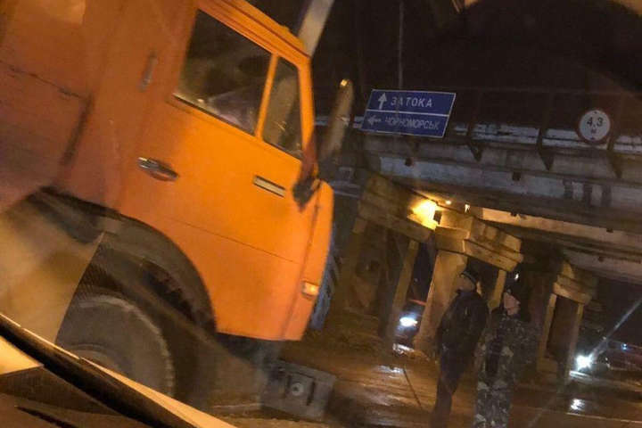 На в'їзді до Чорноморська вантажівка знесла обмежувач висоти