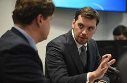 Прем’р анонсував скорочення державного апарату мінімум на 10%