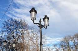 Нові ліхтарі в Маріїнському парку