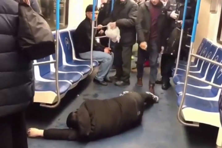 Росіянина затримали за пранк з коронавірусом у московському метро (відео)
