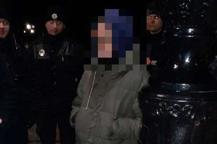 Спецпризначенці затримали молодика, який облив зеленкою пам’ятник на Печерську