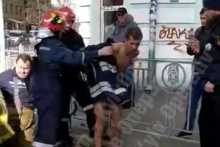 Голого мужчину достали из канализации в Киеве (видео)