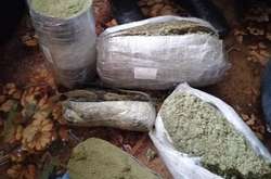 Під час обшуку правоохоронці  виявили сім 12-кілограмових поліетиленових пакетів із канабісом 