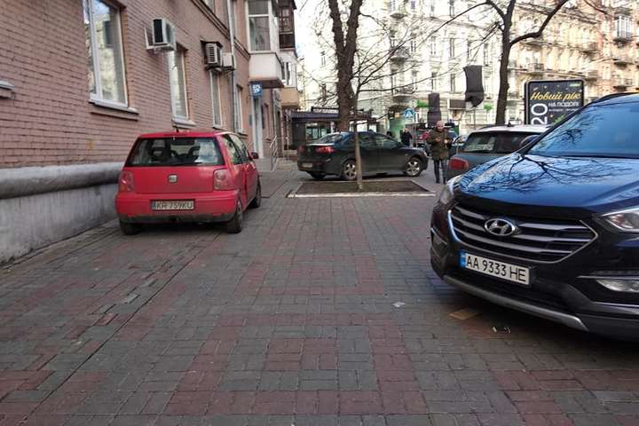 В Киеве нужно запретить парковать автомобили на тротуарах
