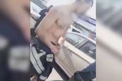 Чоловіку&nbsp;дали одяг та посадили до автомобіля відігрітися