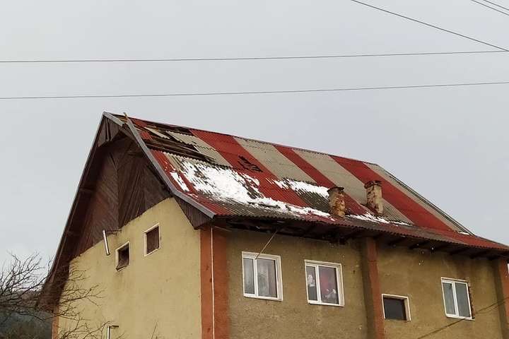 На Прикарпатті вітер позривав дахи та залишив без світла 45 селищ  