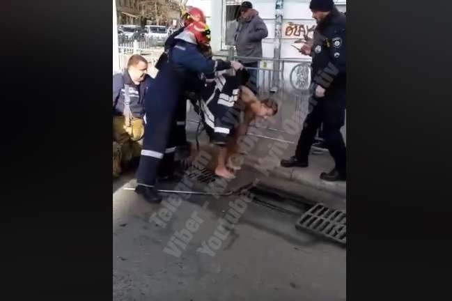 У Києві рятувальники дістали зі зливової каналізації голого молодика (відео)