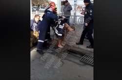 Молодик сидів абсолютно голий у зливовій каналізації