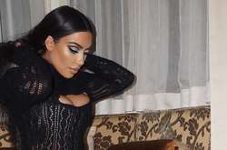 Ким Кардашьян в нижнем белье на коленях взбудоражила фанатов (фото)