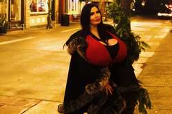  42-летняя Фокси Менагери начала делать пластические операции шесть лет назад 
  