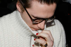  Бруклин Бекхэм сделал алый маникюр для свидания с новой возлюбленной 
  