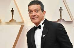  Голливудский Зорро с удовольствием позировал фоторепортерам 
  