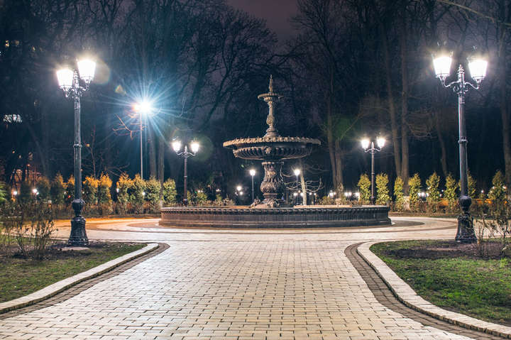 Скандал із ліхтарями в Маріїнському: «Київміськсвітло» доказує, що вони іспанські